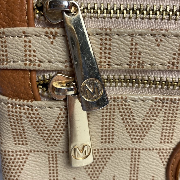 MKF COLLECTION Geneve M Signature Functional Crossbody by Mia K Farrow Handbag - Picture 5 of 9